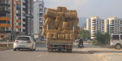 Aşırı saman yüklü pikap trafikte tehlike saçtı