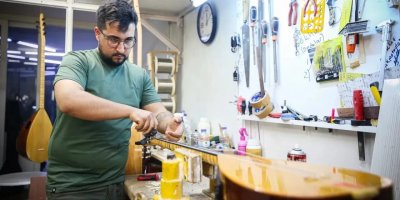 Adanalı bağlama ustasının eserleri yurt dışına gidiyor