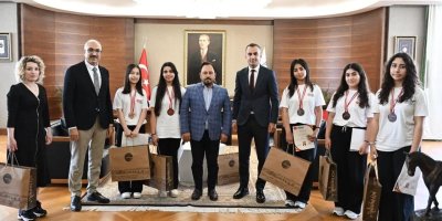 Dünya derecesi yapan öğrencilerden Başkan Uludağ’a ziyaret