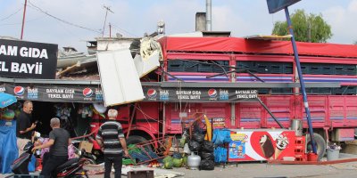 Kontrolden çıkan kamyon bakkala daldı: 1 kişi yaralandı
