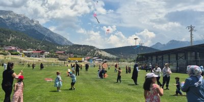 Öğrenciler uçurtma şenliğinde gökyüzünü renklendirdi