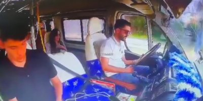 Adana’da faciadan dönüldü: Direksiyonda uyuyan dolmuşçu kaza yaptı