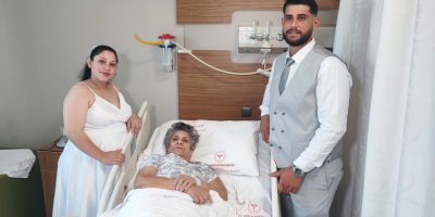 Gelinlik ve damatlıkla hastaneye gittiler: Anne gözyaşlarını tutamadı