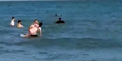 Karataş’ta boğulma tehlikesi geçiren kardeşleri çevredekiler kurtardı