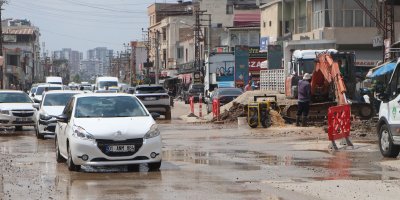 Adana’da içme suyu borusu patladı: Cadde çöktü, evleri su bastı