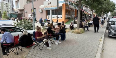Öğrenciler içeride veliler dışarıda ter döktü