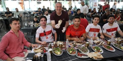 Adana’da milli maç heyecanı ciğer ve kebapla yaşandı