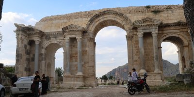 Anavarza Antik Kenti tarih tutkunlarını ağırlıyor