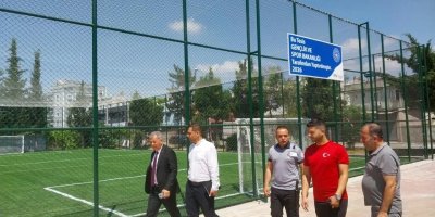 Mustafa Loğoğlu, Nihat Geven Spor Salonu’ndaki çalışmaları inceledi