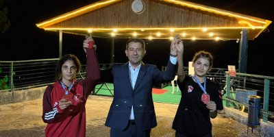 Genç güreşçiler Feke’ye gurur yaşattı