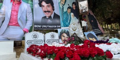 Ferdi Tayfur’un mezarında Babalar Günü yoğunluğu