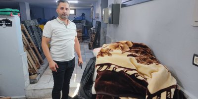 Battaniyenin içinden çıkan para ve cüzdanı sahibine teslim etti; Yaşlı kadın poşeti sordu