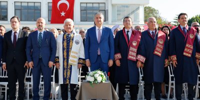 Vali Yavuz, Adana Tıp Fakültesinin ilk mezunlarının heyecanına ortak oldu