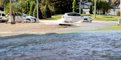 Çukurova’da su borusu patladı, yollar suyla kaplandı