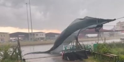 Adana'da kuvvetli rüzgar ve yağış ekili oldu, seralar zarar gördü