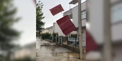 Adana’nın kuzeyinde kuvvetli rüzgar hasara yol açtı