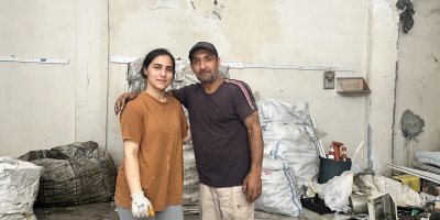 Kağıt toplayarak okuttuğu kızı üniversiteyi birincilikle bitirdi