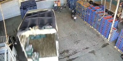 İş yerinde sandalyede otururken kamyonet çarptı