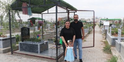 Ölen kızlarının hatıraları çalınınca mezarının etrafını çitle çevirip, kapı yerleştirdiler
