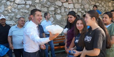 Feke’de öğrencilere serinleten karne hediyesi