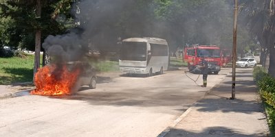 Adana’da park halindeki otomobil alev alev yandı