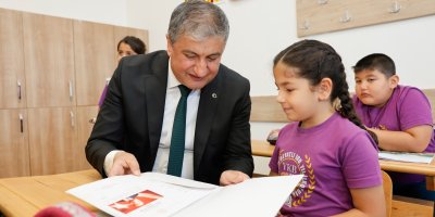 Adana Valisi Mustafa Yavuz’dan öğrencilere karne ziyareti