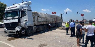 Ceyhan’da TIR iki otomobile çarptı: 5 yaralı