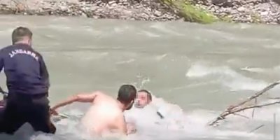 Pozantı'da çayda mahsur kalan vatandaşı ekipler kurtardı