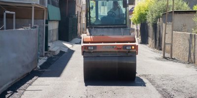 Seyhan’da asfalt seferberliği sürüyor