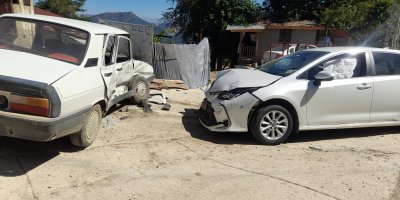 Kozan-Feke yolunda iki otomobil çarpıştı: 2 yaralı