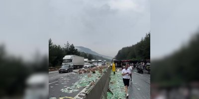 Pozantı-Adana istikameti tır devrilmesi nedeniyle trafiğe kapandı