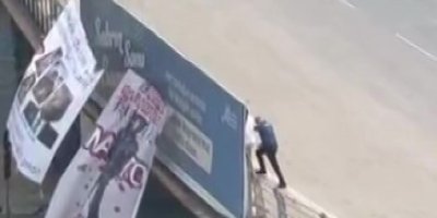 Adana'da köprüye NATO protestosu için pankart asan şahıs gözaltına alındı