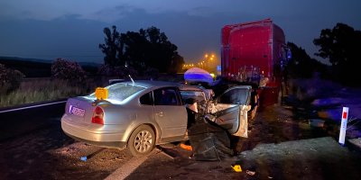 Arızalanan tıra arkadan çarpan otomobildeki 2 kişi hayatını kaybetti