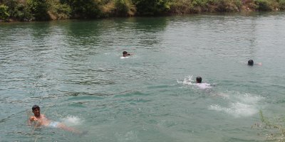 Adana’da sıcaklardan bunalan çocuklar kanallara koştu