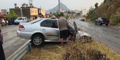 Kozan’da refüjdeki bariyere çarpan sürücü yaralandı