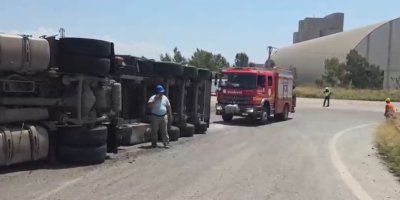Ceyhan’da gübre yüklü tır devrildi: Sürücü yaralandı