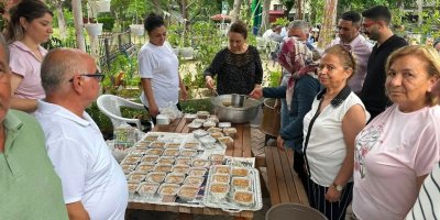 Müzeyyen Şevkin aşure etkinliğinde vatandaşlarla buluştu