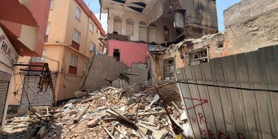 Adana Kayalıbağ’da kısmen yıkılan metruk bina tehlike oluşturuyor