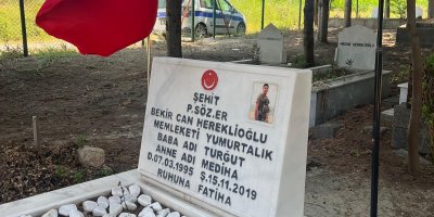 Yumurtalık’ta şehit kabirlerindeki bayraklar yenilendi