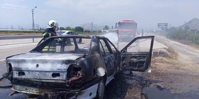 Kozan'da seyir halindeki araç yanarak kullanılamaz hale geldi