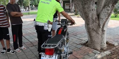 Kozan'da kırmızı ışıkta geçen ehliyetsiz motosiklet sürücüsüne rekor ceza