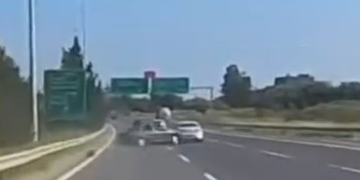 Pozantı Otoyolu’nda otomobil bariyerlere çarptı