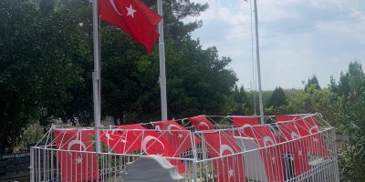 Kozan’da rüzgarla devrilen şehit bayrağı yeniden dikildi