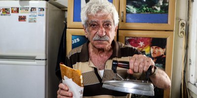 Adana’da yarım asırdır aynı ütüyle tost yapıyor