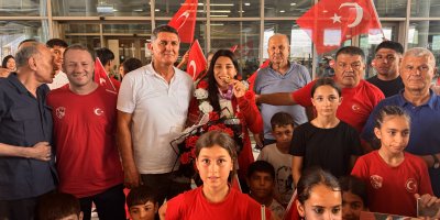 Adanalı Avrupa şampiyonu Elif Şevval Kurt’a coşkulu karşılama