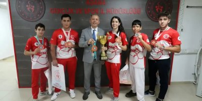 Kick boksta başarı elde eden sporcular İl Müdürlüğü’nde ağırlandı