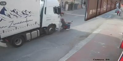 Seyhan’da TIR’ın çarptığı motosikletli yaralandı