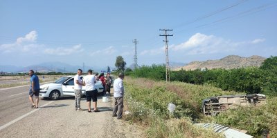 Kozan’da kontrolden çıkan otomobil bahçeye devrildi: 4 kişi yaralandı