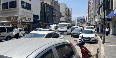 Adana’da yol kenarları ve kaldırımlar açık otoparka döndü