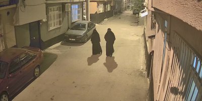 Adana’da çarşaflı hırsızlık şüphelileri güvenlik kamerasına yakalandı